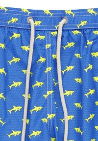 Shorts da bagno blu con un motivo di squali gialli, dotati di vita con cordoncino e occhielli in metallo, sfondo in tessuto testurizzato.