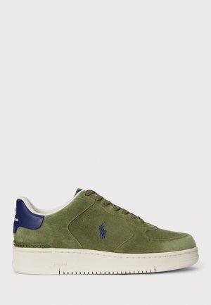 Olivgrüner Wildleder-Low-Top-Sneaker mit navyblauem Fersenpatch, weißer Sohle und blauem Polo Ralph Lauren Logo an der Seite.