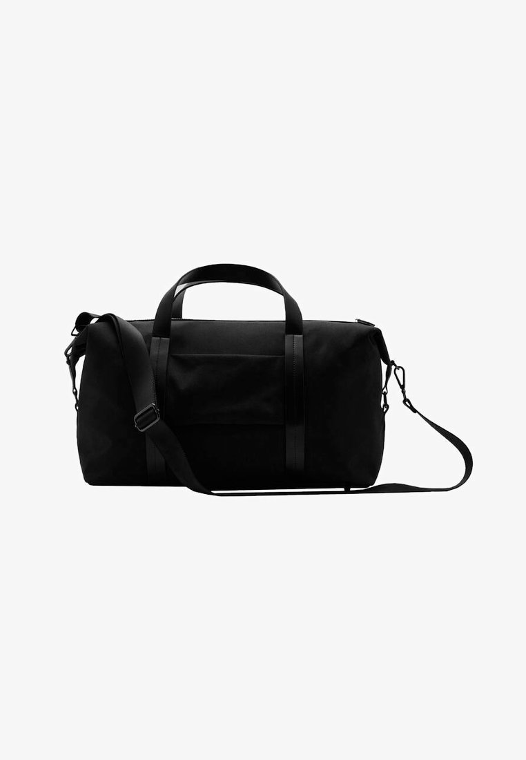 Bolsa de deporte negra hecha de tela, con dos asas, una correa de hombro desmontable y un bolsillo frontal con detalles negros y un diseño minimalista.