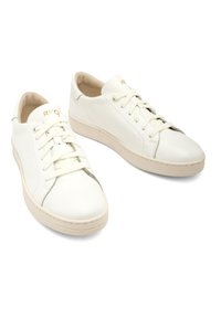 Sneaker in pelle bianca con superficie liscia, punta tonda, suola piatta e lacci. Dettaglio del logo dorato sulla linguetta e accenti di cucitura sottili.