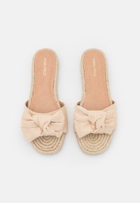 Sandali espadrilles con suola in juta intrecciata e fiocco di tessuto a righe arancione chiaro. Design piatto, punta aperta e soletta morbida.