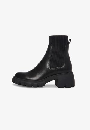 Schwarze Knöchelstiefel mit einer Oberseite aus glattem Leder, einem gerippten Stoffkragen und einer klobigen Gummisohle mit strukturiertem Design für besseren Halt.