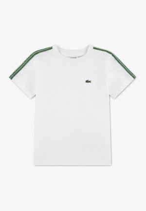 T-shirt en coton blanc avec des accents rayés verts sur les manches et un petit logo brodé sur la poitrine. Col rond classique.