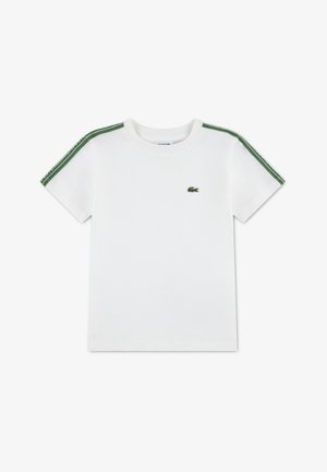 Hvit bomulls-T-skjorte med grønne stripete detaljer på ermene og en liten brodert logo på brystet. Klassisk rund hals.