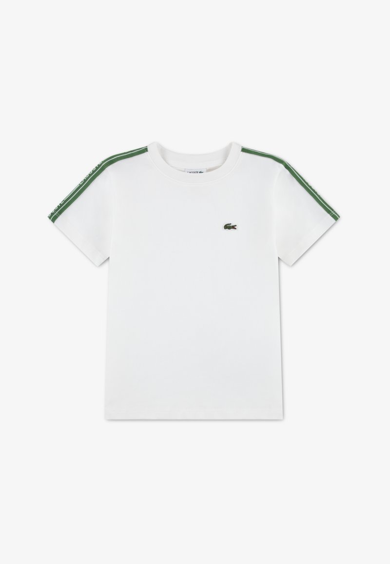 Λευκό βαμβακερό T-shirt με πράσινες ριγέ λεπτομέρειες στα μανίκια και μικρό κεντημένο λογότυπο στο στήθος. Κλασικός στρογγυλός λαιμός.