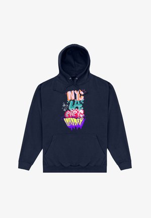 Sudadera con capucha azul marino con texto en estilo grafiti que lista NYC, LA, París y Londres en letras coloridas y audaces en el centro frontal.