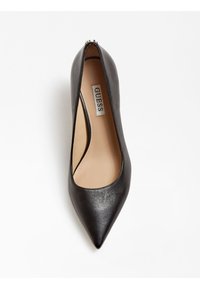 Escarpin en cuir noir à bout pointu, avec une texture lisse, une empeigne basse et un logo GUESS discret sur la semelle intérieure.