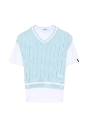 Maglietta bianca a maniche corte sovrapposta a un gilet lavorato a trecce blu chiaro senza maniche con scollo a V e dettagli a righe bianche.