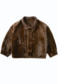 Bruine jas van imitatiebont met een bruine leren kraag, voorzien van drie knopen en een cropped ontwerp. Zachte textuur en stevige constructie.