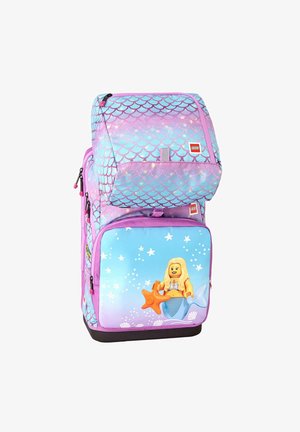 Sac à dos LEGO violet et bleu avec motif d’écailles de sirène et poche avant montrant une figurine LEGO sirène tenant une étoile de mer orange.
