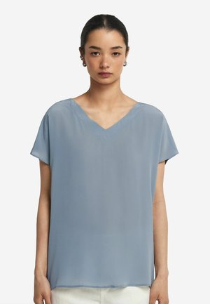 Lichtblauw, blouse met korte mouwen en een V-hals, gemaakt van een gladde, doorzichtige stof. Heeft een losse pasvorm en een zachte drape.