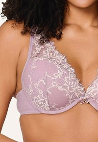 Lavendel beha met kantafwerking, gemaakt van mesh en polkadotstof, met een bloemenpatroon en een strikdetail in het midden.