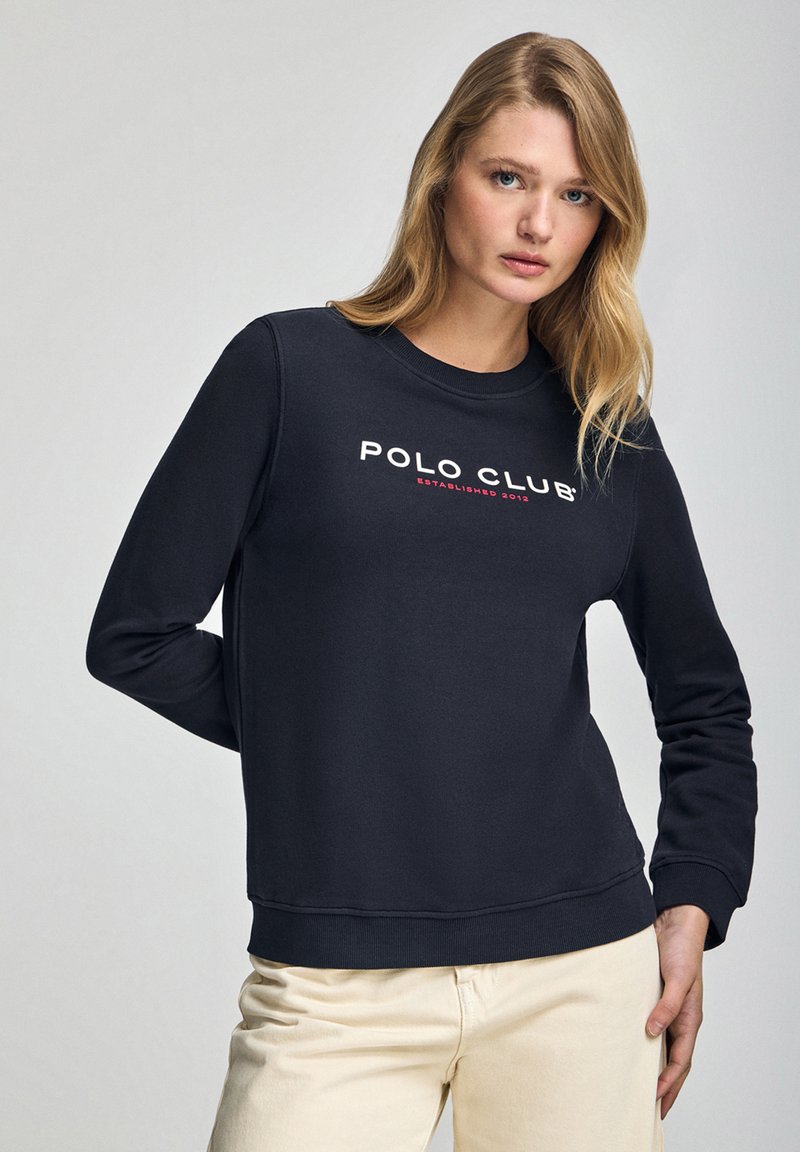 Felpa blu navy in cotone con maniche lunghe, polsini a coste e collo a giro, con logo "POLO CLUB" in bianco e rosso sulla parte anteriore.