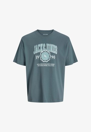 Türkisfarbiges Baumwoll-T-Shirt mit kurzen Ärmeln, Rundhals und weißem Drucklogo "JACK&JONES 1990" auf der Brust. Weicher Stoff, lässiger Schnitt.