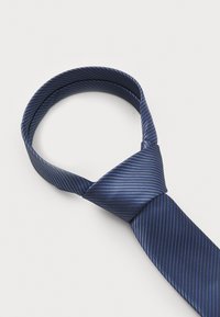 Mørkeblå slips med diagonale striper. Laget av glattet stoff med en blank overflate og tradisjonell knutedesign.