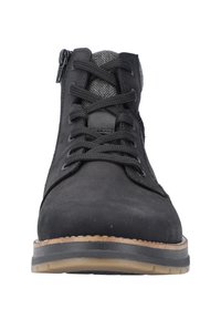 Zwarte veteranklagen met een bovenwerk van suède en een gestructureerde stoffen kraag. Voorzien van een rubberen zool en een zijkantel voor gemakkelijke toegang.