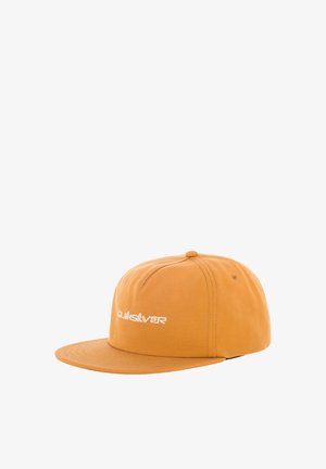 Pomarańczowa czapka z tkaniny z płaskim daszkiem. Posiada biały logo haftowane z przodu, detale na górze oraz usztywnioną konstrukcję.