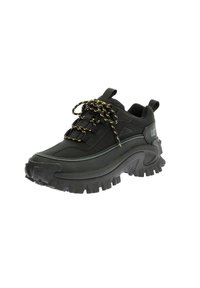 Zwarte waterdichte sneaker met een textuur oppervlak, dikke zool en geel-zwart gestreepte veters. Voorzien van CAT-logo op de hiel.