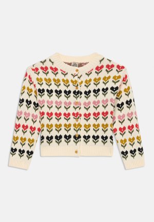Cardigan en tricot crème avec un motif en forme de cœur en rouge, rose, vert, or et noir. Cinq boutons en bois et poignets et ourlet côtelés.
