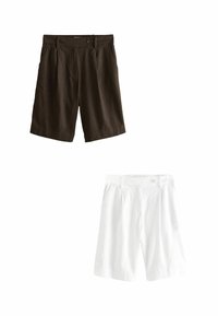 Bruna och vita shorts med framfickor, veckad design och knäppning. Det bruna tyget är strukturerat; det vita är slätt.