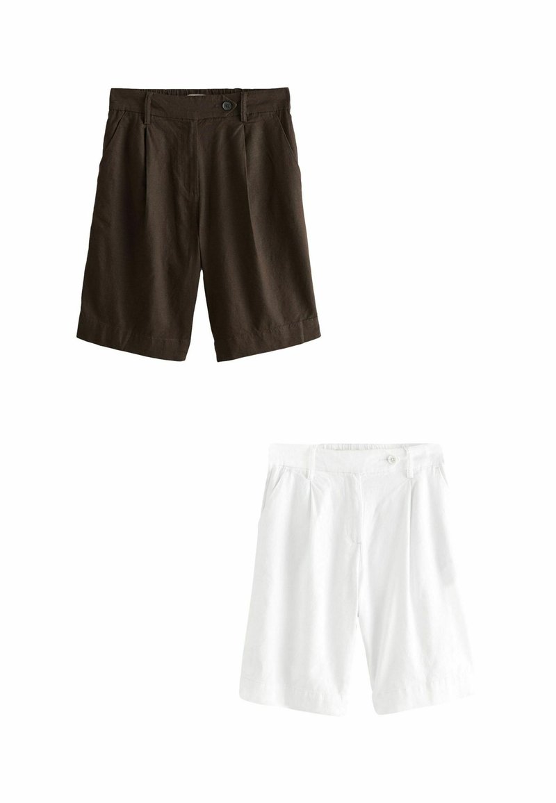 Bruna och vita shorts med framfickor, veckad design och knäppning. Det bruna tyget är strukturerat; det vita är slätt.