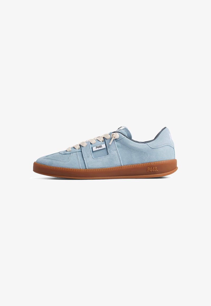 Baskets basses bleu clair avec lacets blancs, semelle en caoutchouc marron et logo P448 sur le côté et le talon, montrées de profil sur fond blanc.
