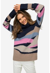 Pull en maille à col montant avec un motif de vagues dans des tons de bleu marine, bleu clair, rose et beige. Les poignets et l'ourlet côtelés ajoutent texture et détails.