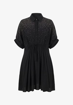 Schwarzes Kurzarmkleid mit Kragen, vorderen Knöpfen, tailliertem Bund und verstreuten kleinen silbernen Nieten auf der oberen Vorderseite und an den Ärmeln.