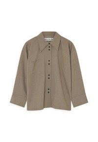 Camisa de botones marrón hecha de tela texturizada, con cuello puntiagudo, mangas largas, un bolsillo en el pecho y botones negros en el frente.