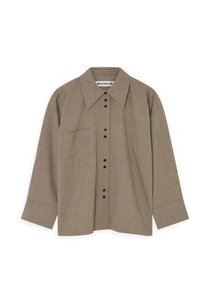 Hnědá košile na knoflíky vyrobená z texturované látky, s špičatým límcem, dlouhými rukávy, náprsní kapsou a černými knoflíky vpředu.