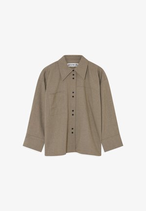 Hnědá košile na knoflíky vyrobená z texturované látky, s špičatým límcem, dlouhými rukávy, náprsní kapsou a černými knoflíky vpředu.