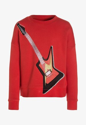 Czerwona bluza z nadrukiem gitary elektrycznej w kształcie litery V w kolorach czarnym, złotym i srebrnym. Wykonana z teksturowanej tkaniny, z ściągaczami na mankietach.