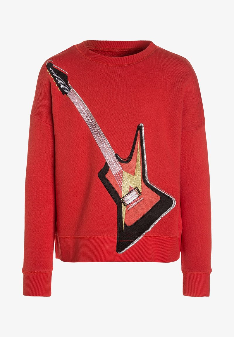 Sweat-shirt rouge avec un graphisme de guitare électrique en forme de V en noir, or et argent. Présente un tissu texturé et des poignets côtelés.