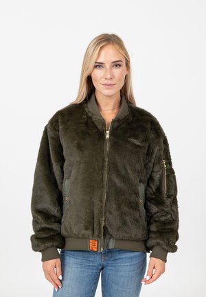 Olijfgroene faux fur bomberjack met een rits aan de voorkant, ribgebreide manchetten en zijzakken. Bevat een merklabel aan de onderkant van de voorkant.