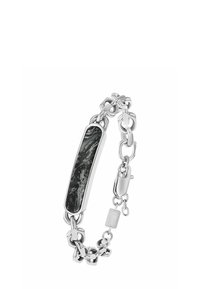 Pulsera de cadena de plata con un centro de piedra negra rectangular, que presenta una superficie texturizada y eslabones de metal pulido.