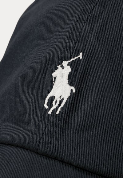 Schwarzer Stoffhut mit weiß gesticktem Logo eines Polospielers, der auf einem Pferd reitet und einen Schläger schwingt.