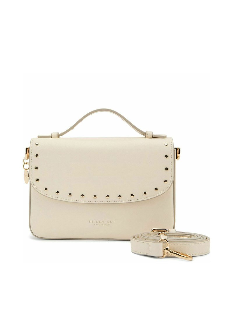 Sac à main en cuir beige avec un rabat repliable, quincaillerie dorée et clous décoratifs. Comprend une bandoulière amovible. Forme rectangulaire compacte.