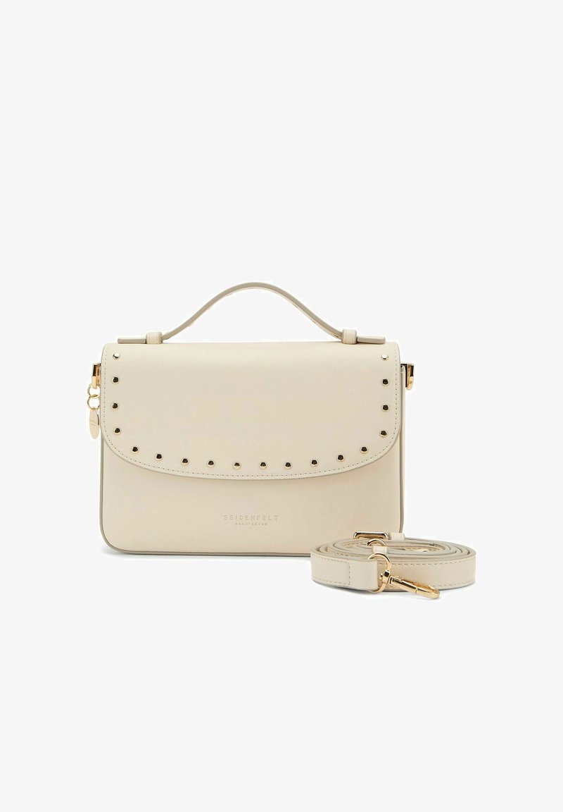Borsa a tracolla in pelle beige con patta pieghevole, hardware dorato e borchie decorative. Include una tracolla removibile. Forma rettangolare compatta.