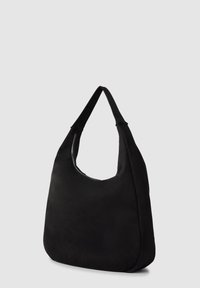 Borsa hobo in suede nero con un manico largo, apertura superiore curva e texture liscia, dotata di un discreto dettaglio con zip su un lato.