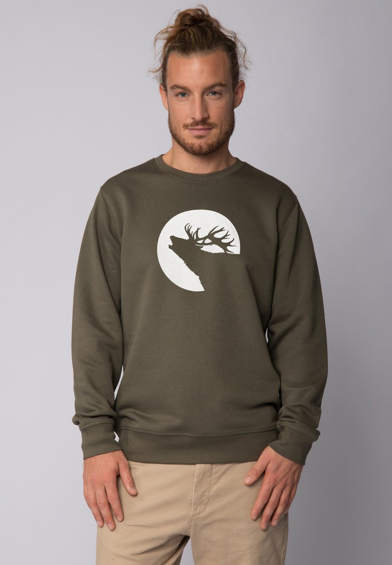 Olivengroene sweatshirt met een ronde halslijn, voorzien van een witte silhouet van een hert tegen een ronde achtergrond. Zachte, gestructureerde stof.