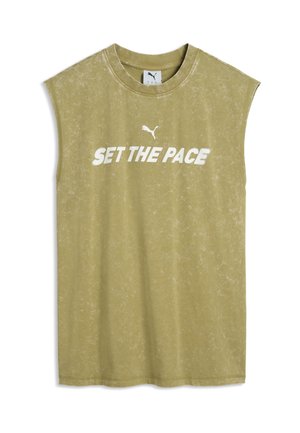 Ærmeløs lyseoliven T-shirt med hvid tekst ""SET THE PACE"" og et Puma-logo på brystet. Skjorten har en diskret meleret struktur.
