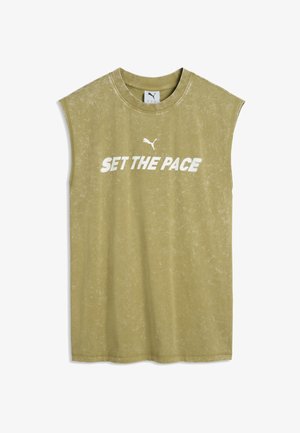 Ärmelloses, hellolivfarbenes T-Shirt mit weißem Text ""SET THE PACE"" und Puma-Logo auf der Brust. Das Shirt hat eine dezente melierte Struktur.