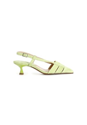 Scarpa slingback a punta in suede verde chiaro con cinturino con fibbia, caratterizzata da un tacco kitten verde a contrasto e intagli orizzontali sulla tomaia.