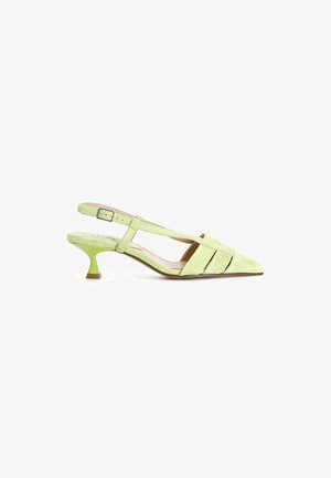 Pointed-toe slingback schoen in lichtgroen suède met een gesp, voorzien van een contrasterende groene kitten heel en horizontale uitsparingen op de voorkant.
