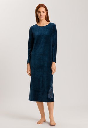 Camisón de terciopelo azul marino con mangas largas, escote redondo y detalles de bordado floral en la parte inferior izquierda. Textura suave y lisa.