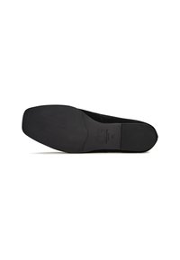 Suela de zapato negra con una superficie lisa, que presenta un logo estampado en el lateral y una ligera textura para agarre. Forma clásica y redondeada.
