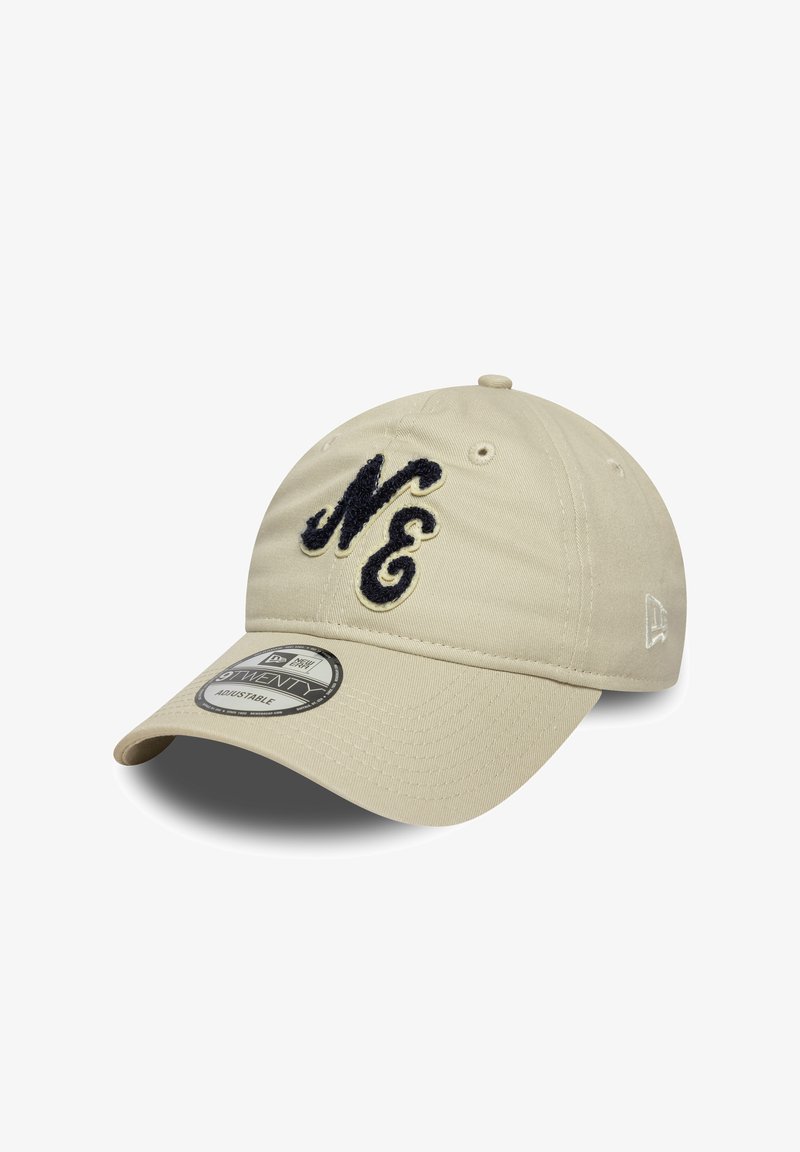 Beige justerbar baseball caps med buet skygge, svart brodert "N" og "E" på forsiden, og et sølvfarget New Era 9TWENTY klistremerke på skjermen.