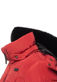 Rote Pufferjacke mit hohem Kragen. Verfügt über ein schwarzes Kunstfellfutter und sichtbare Nahtdetails. Enthält Reißverschluss- und Knopfakzente.
