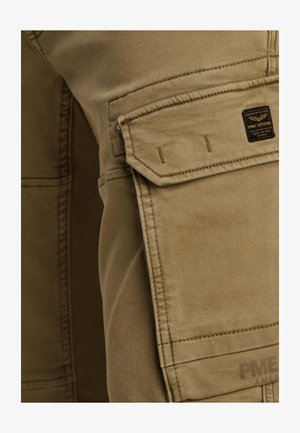 Bež cargo hlače s teksturiranom tkaninom, s bočnom džepom, ušivenim detaljima i malom crnom oznakom branda.