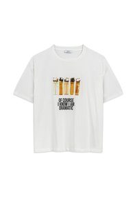 T-shirt en coton blanc avec une coupe décontractée, présentant une illustration de cinq briquets et le texte "BIEN SÛR QUE JE SAIS QUE JE SUIS DRAMATIQUE" en dessous.